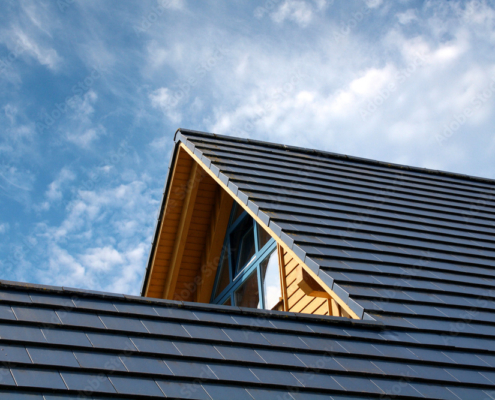 Hausspitze eines modernen Holzhauses